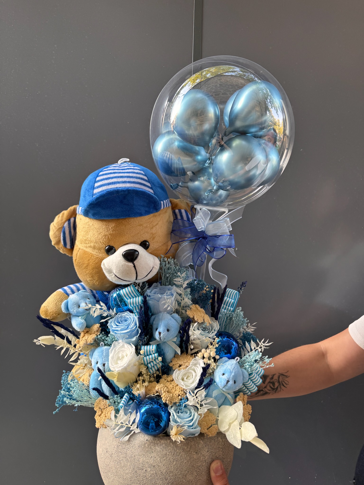 Mavi balon aranjmanı