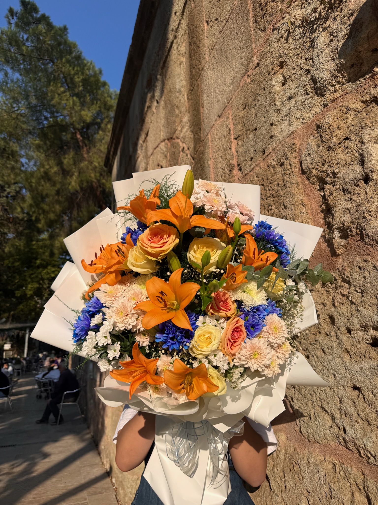Güneş Işığında Renkli Çiçek Buketi – Turuncu Lilyum ve Güller Şöleni