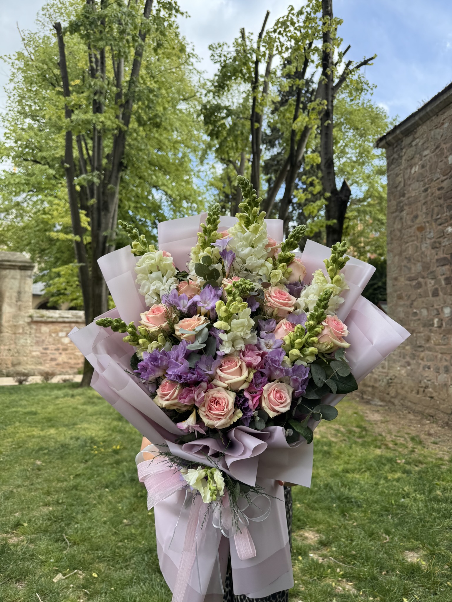 ithal aslanazı ve frezya buketi